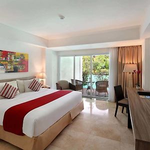 Laguna King Room Pool Access